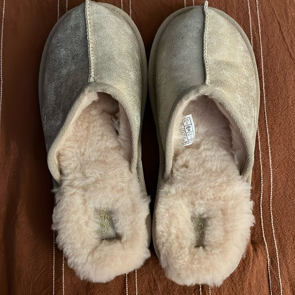 UGG Slippers Sz 4 Kids